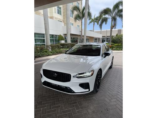 2023 Volvo S60 Recharge Plug-In Hybrid T8 Core Black Edition