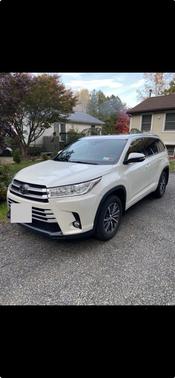 White 2018 Toyota Highlander XLE