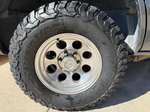 Gray 2001 Chevrolet Tahoe LS