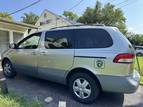 Silver 2001 Toyota Sienna LE