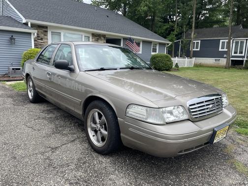 2004 Ford Crown Victoria LX