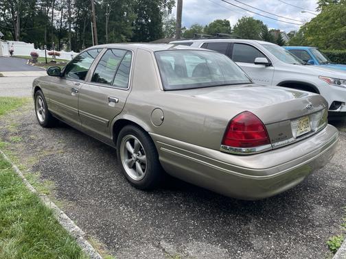 2004 Ford Crown Victoria LX