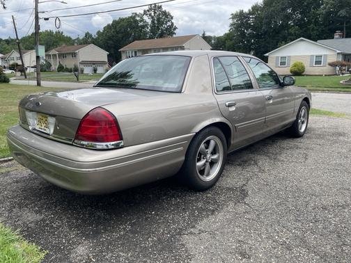 2004 Ford Crown Victoria LX