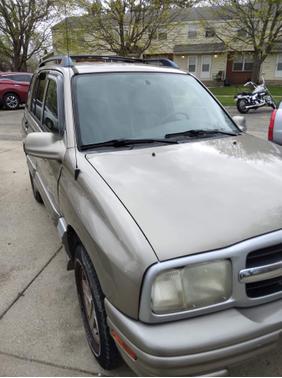 Photo 3 of 5 of 2003 Chevrolet Tracker LT