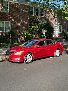 Red 2013 Nissan Altima 3.5 SV
