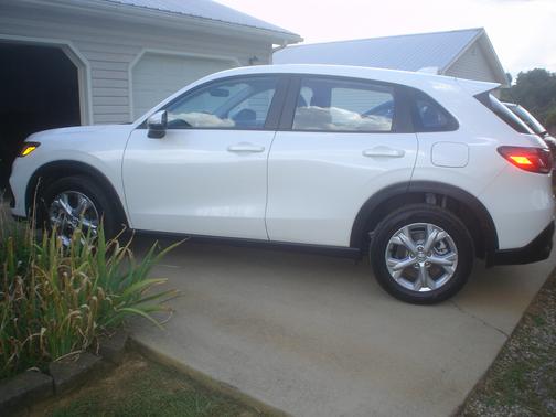 White 2025 Honda HR-V LX AWD