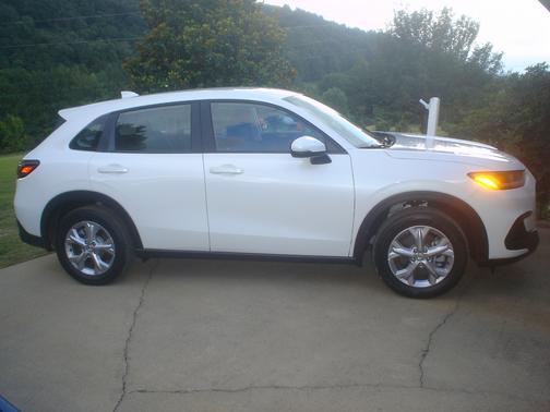 White 2025 Honda HR-V LX AWD