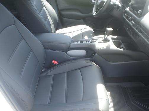 White 2025 Honda HR-V LX AWD