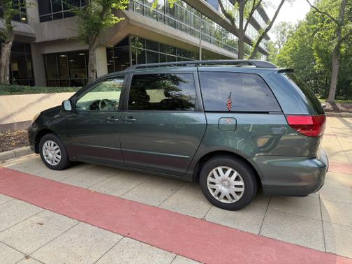 2004 Toyota Sienna LE
