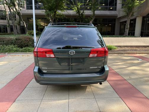2004 Toyota Sienna LE