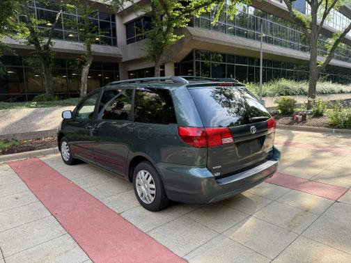 2004 Toyota Sienna LE