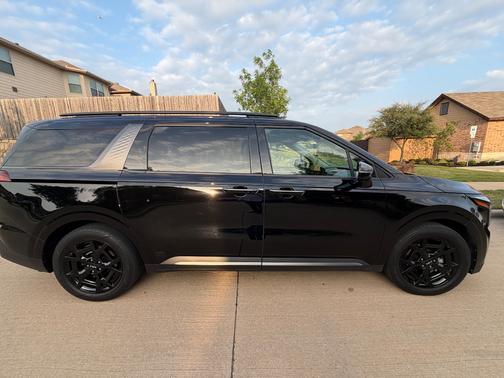 Black 2025 Kia Carnival SX