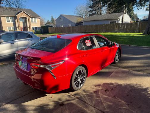 2020 Toyota Camry Hybrid SE