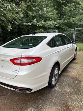 White 2014 Ford Fusion SE