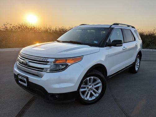 White 2015 Ford Explorer XLT