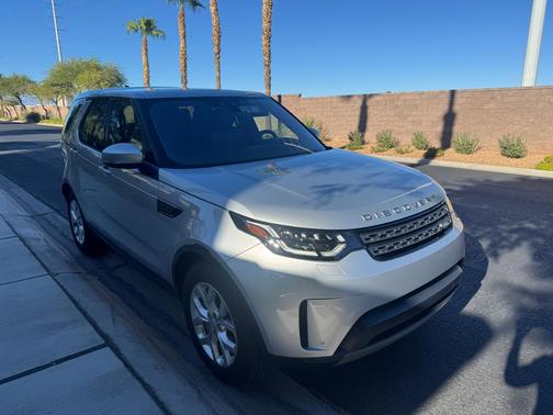 Silver 2019 Land Rover Discovery SE
