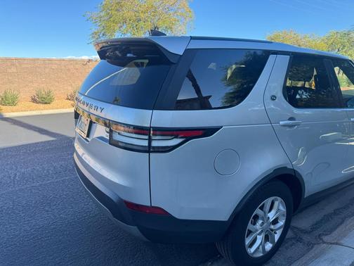 Silver 2019 Land Rover Discovery SE