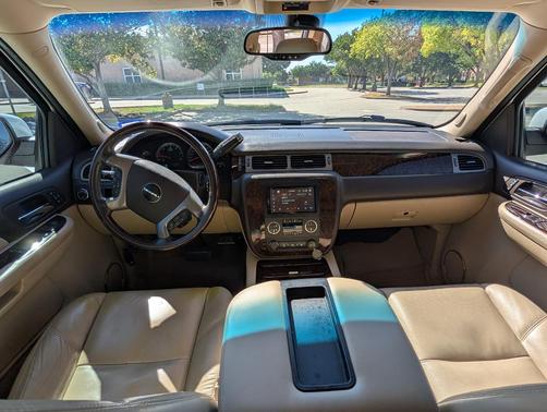 White 2009 GMC Yukon XL Denali