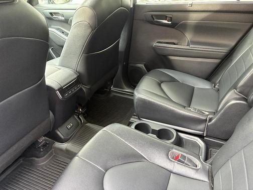 White 2022 Toyota Highlander Hybrid XLE