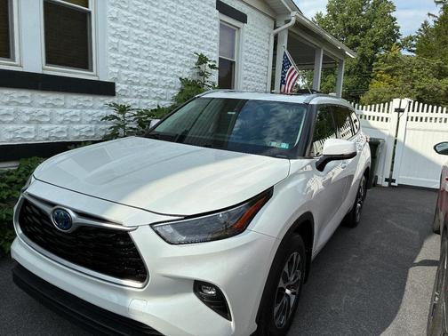 White 2022 Toyota Highlander Hybrid XLE