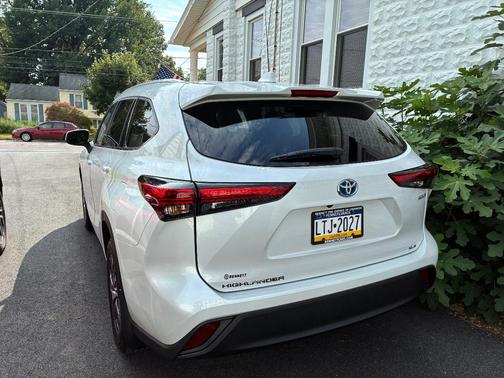 White 2022 Toyota Highlander Hybrid XLE