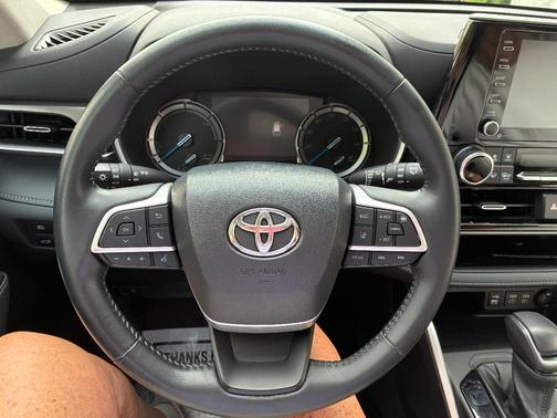 White 2022 Toyota Highlander Hybrid XLE