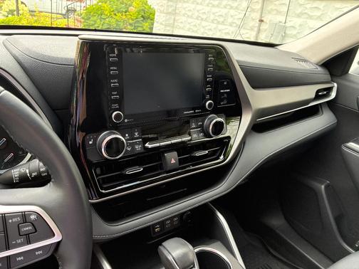 White 2022 Toyota Highlander Hybrid XLE