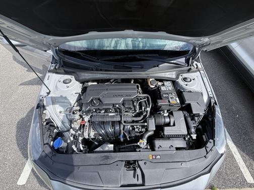 Silver 2022 Hyundai ELANTRA SE