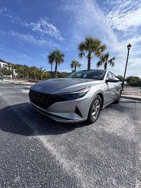 Silver 2022 Hyundai ELANTRA SE
