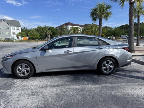Silver 2022 Hyundai ELANTRA SE