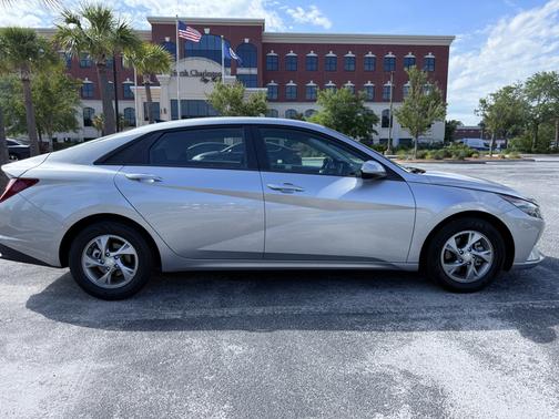 Silver 2022 Hyundai ELANTRA SE
