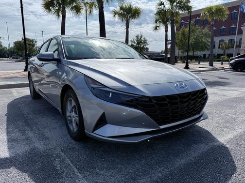 Silver 2022 Hyundai ELANTRA SE