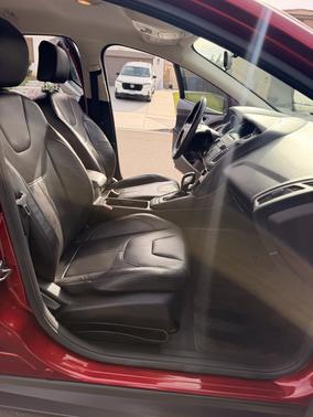 Red 2015 Ford Focus SE