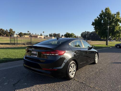 Black 2017 Hyundai ELANTRA SE