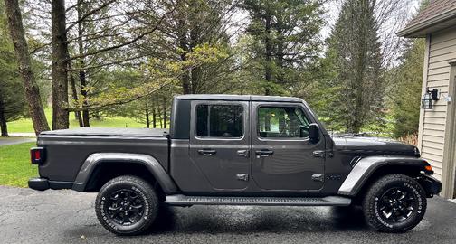 Gray 2022 Jeep Gladiator Sport S