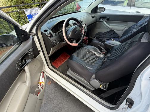 White 2006 Ford Focus ZX3 SE