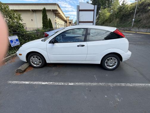 White 2006 Ford Focus ZX3 SE