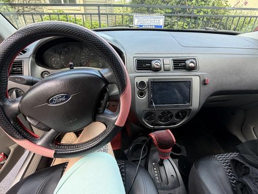 White 2006 Ford Focus ZX3 SE