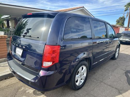 Blue 2013 Dodge Grand Caravan SE