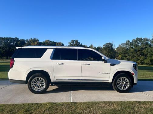 White 2022 GMC Yukon XL SLT