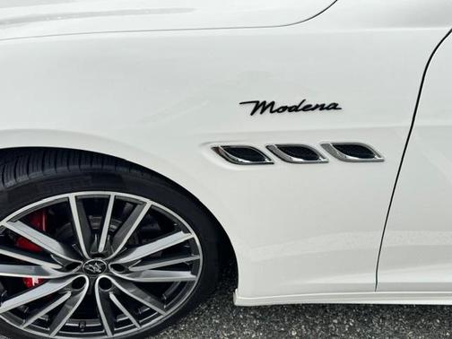 White 2022 Maserati Quattroporte Modena Q4