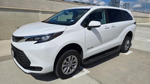 2024 Toyota Sienna LE