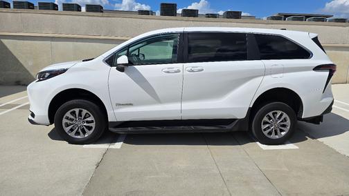 2024 Toyota Sienna LE