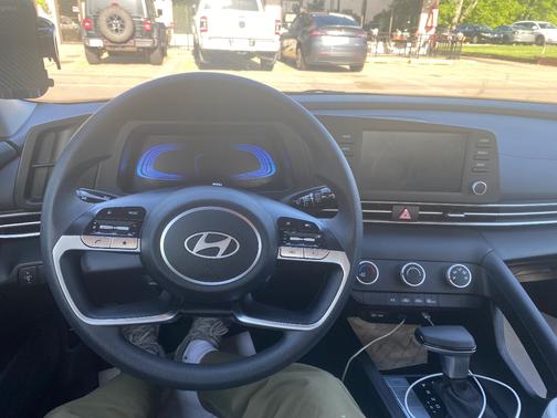 2024 Hyundai ELANTRA SE