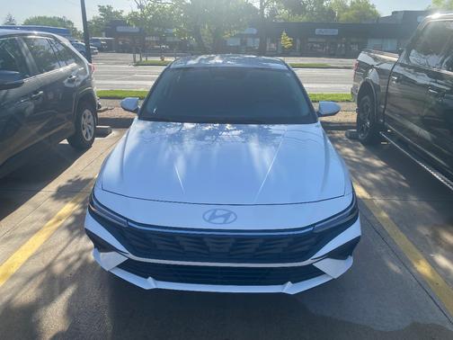 2024 Hyundai ELANTRA SE