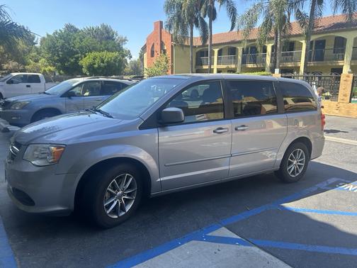 Silver 2017 Dodge Grand Caravan SE