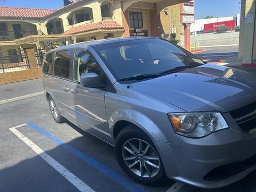 Silver 2017 Dodge Grand Caravan SE