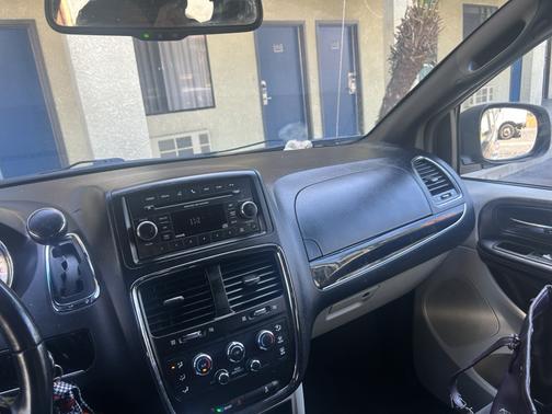 Silver 2017 Dodge Grand Caravan SE