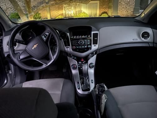 Silver 2012 Chevrolet Cruze LS