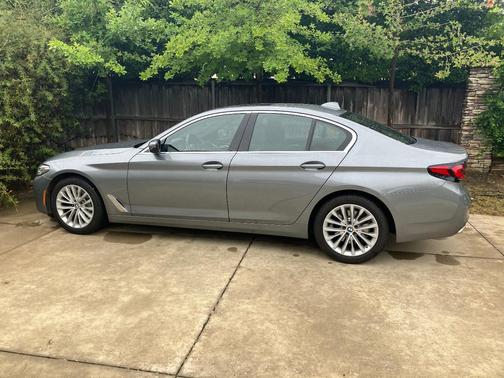 Gray 2023 BMW 530 i xDrive